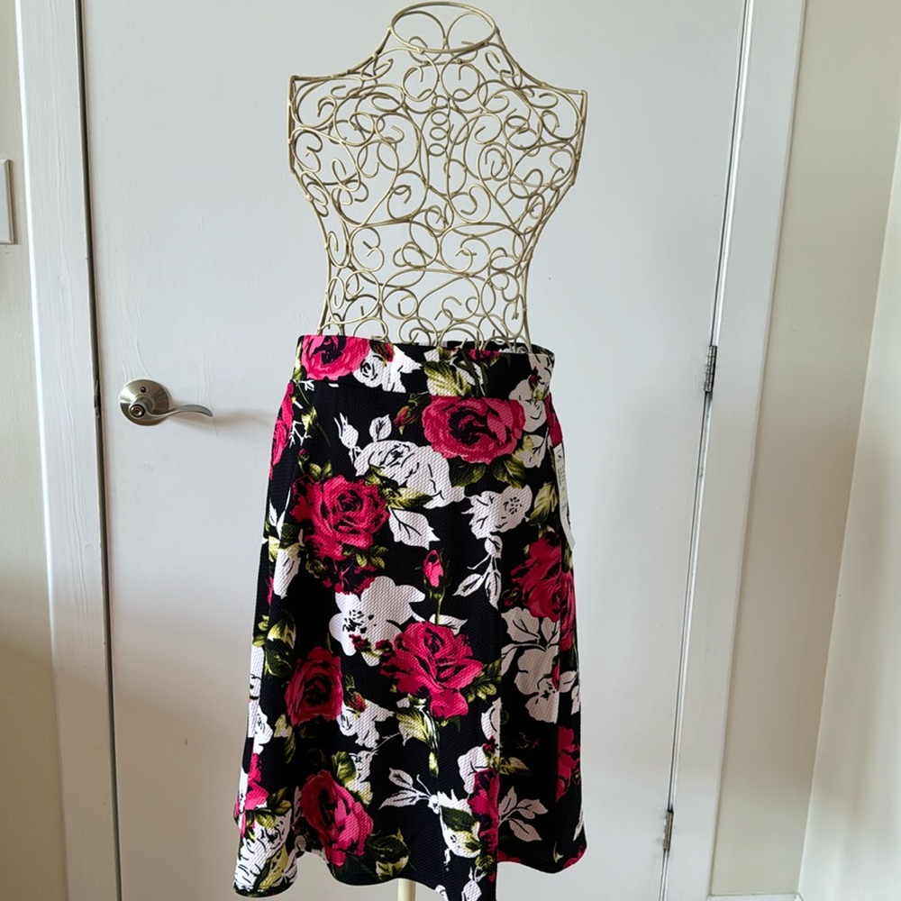 MAGAZINE skirt NWT size L